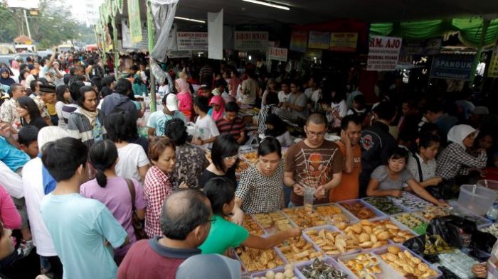 Suasana pasar kuliner musiman yang menjajakan aneka makanan di kawasan Pasar Benhil, Jakarta, Minggu (7/8/2011).