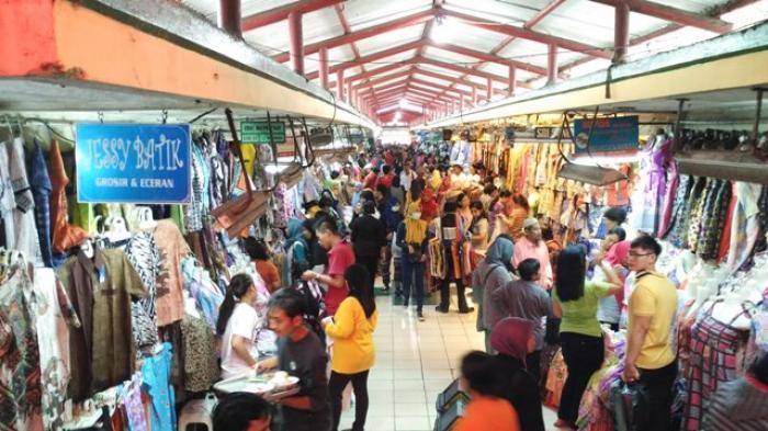 Suasana Pasar Beringharjo yang ramai oleh pengunjung