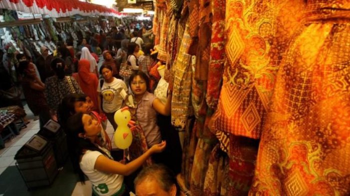 Pengunjung memilih bajudi Pasar Beringharjo, Kota Yogyakarta, Jogja, Kamis (25/8/2011). 