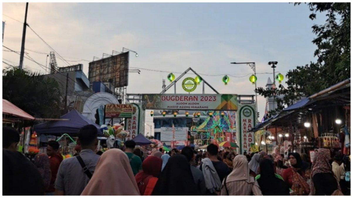 Pasar Dugderan Semarang ramai pengunjung menjelang sore hari.