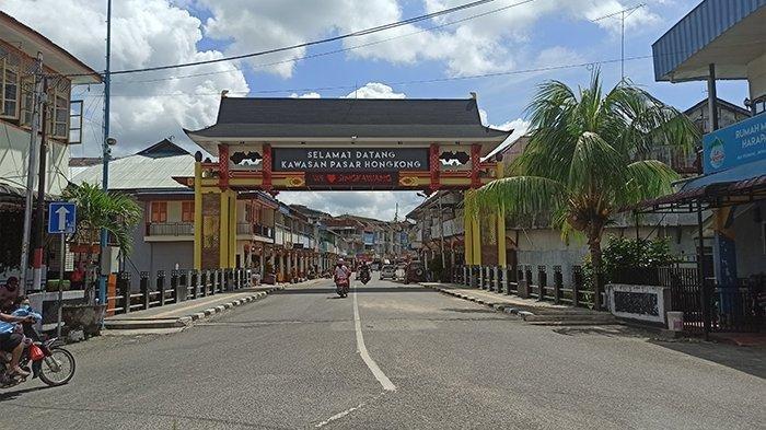 Gerbang megah bertuliskan 'Selamat Datang' di Pasar Hongkong, Kota Singkawang, Kalimantan Barat. Gerbang besar tersebut menambah keindahan Kota Pusaka Kota Singkawang.
