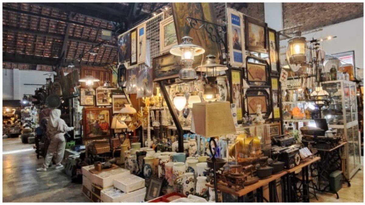 Pasar Klitikan Kota Lama Semarang menawarkan berbagai barang antik yang cantik.