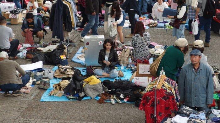 Pasar Loak Taman Yoyogi yang menawarkan produk thrift.