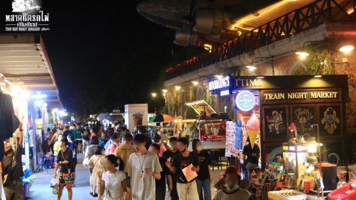 Pasar Malam Kereta Srinagarindra, satu pasar loak terbaik di Bangkok Thailand.