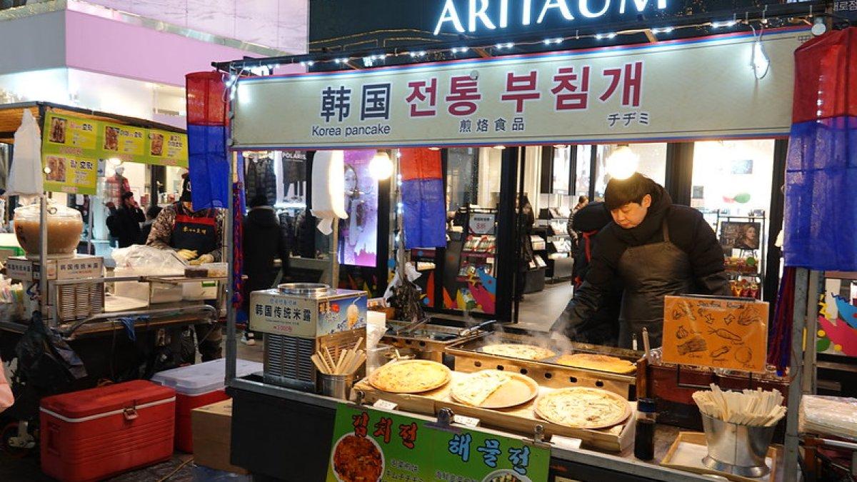 Pasar Malam Myeongdong, satu pasar malam hits di Seoul Korea Selatan.