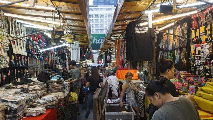Pasar Malam Patpong, satu pasar malam terbaik di Bangkok Thailand untuk berburu oleh-oleh.