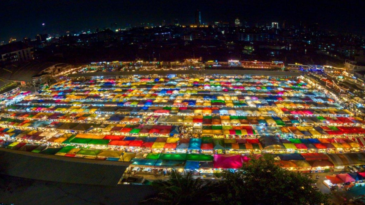 Pasar Malam Rot Fai Market, satu tempat belanja makanan sehat yang murah dan lengkap di Bangkok Thailand.