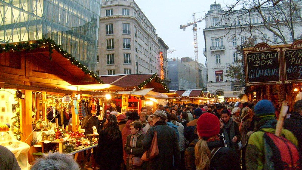 Pasar Natal Vorosmarty Square di Budapest, Hungaria