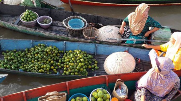 Para pedagang tradisional di Pasar Terapung Lok Baintan, Desa Sungai Pinang, Kecamatan Sungai Tabuk, Kabupaten Banjar, Kalimatan Selatan, Rabu (26/4/2017).