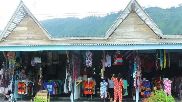 Pasar Tomok di Samosir, pusat cinderamata khas Sumatera Utara.