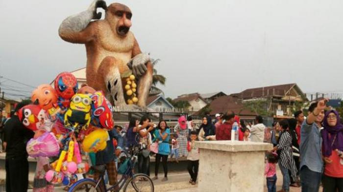 Posisi patung Bekantan di Banjaramasin, Kalimantan Selatan, berada agak jauh dari Menara Pandang dan pasar terapung, namun masih satu kawasan.