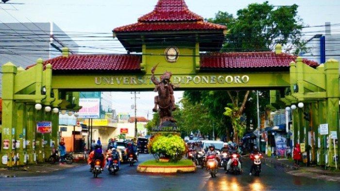Patung Pangeran Diponegoro naik kuda, pintu masuk Undip Semarang.