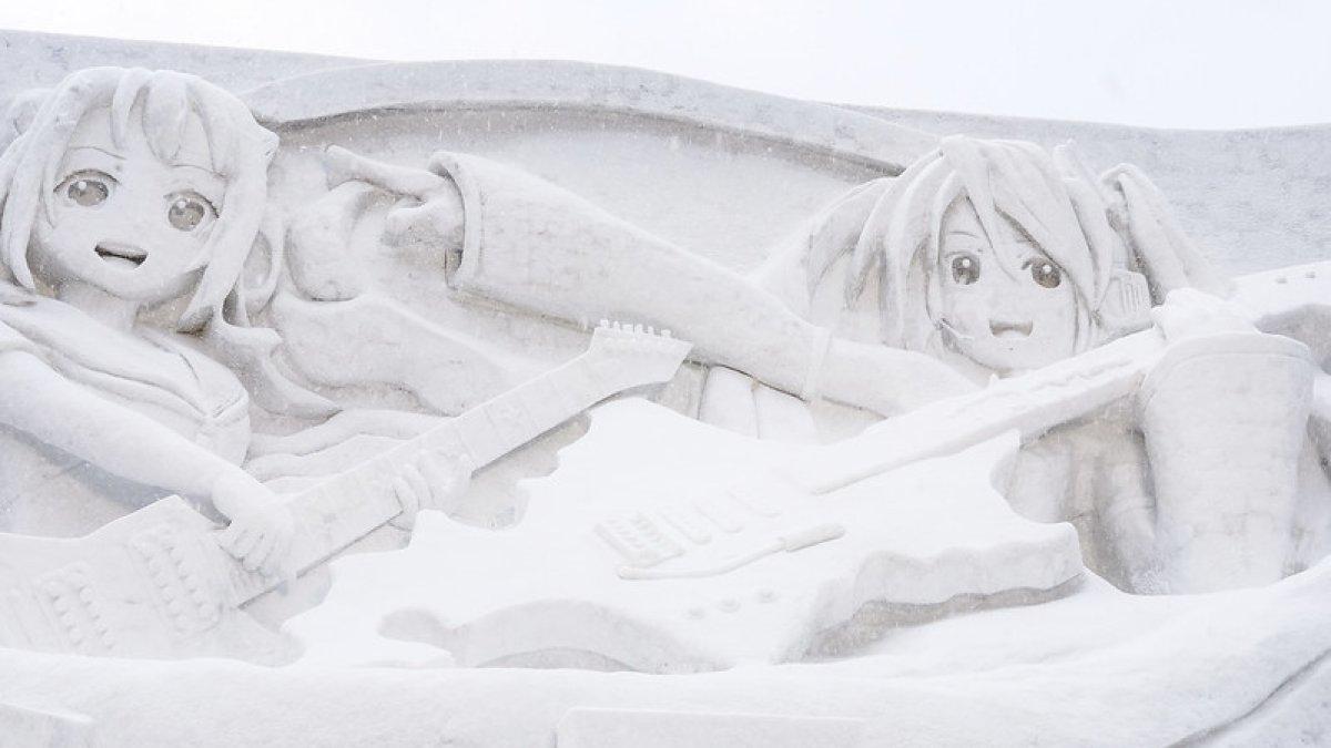 Patung salju raksasa di Sapporo Snow Festival merayakan penyanyi pop virtual berusia 16 tahun Hatsune Miku, yang sebenarnya adalah perangkat lunak penghasil suara, di sini memegang gitar berbentuk Hokkaido.