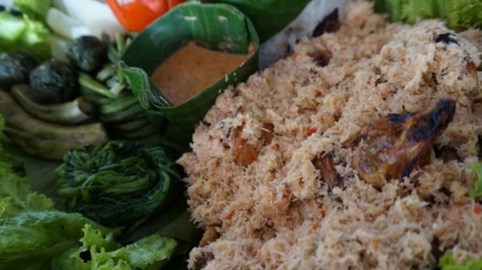 Pecel Pitik khas Banyuwangi dengan ayam kampung suwir, bumbu kelapa parut, dan rempah tradisional yang menggugah selera