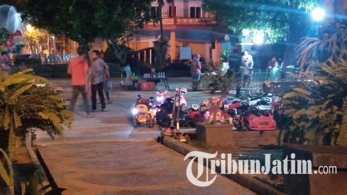 Pedagang dan jasa penyewaaan mainan di alun-alun Tulungagung