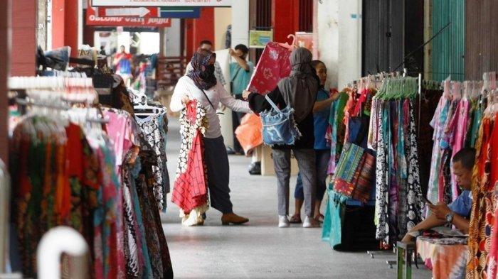 Pedagang di kawasan Malioboro yang menjual pakaian.