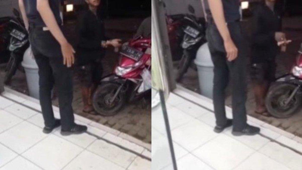 Tangkapan layar saat pegawai minimarket pergoki tukang parkir meminta uang Rp 15 ribu ke pelanggannya di Kecamatan Batujaya, Kabupaten Karawang, Jawa Barat.