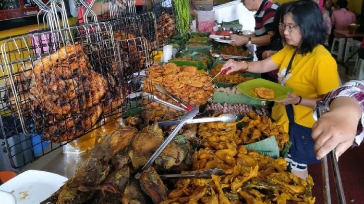 Pelanggan Warung Nasi Alam Sunda, pilihan tempat makan malam enak di Cianjur, Jawa Barat.