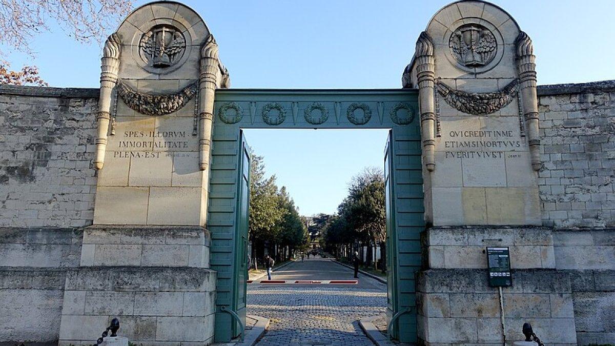 Pemakaman Pere Lachaise, satu tempat wisata berhantu di Paris Prancis.