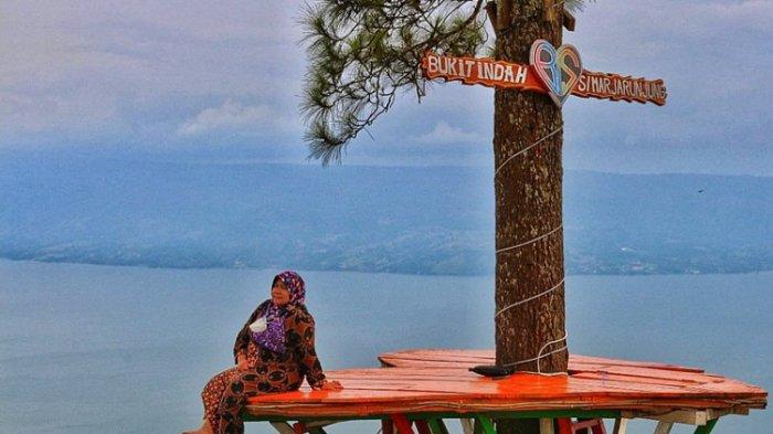 Pemandangan Bukit Simarjarunjung Simalungun Dengan Latar Danau Toba dan Pulau Samosir