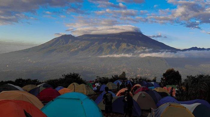 Pemandangan Gunung Penanggungan di Kecamatan Trawas, Mojokerto, Jawa Timur.