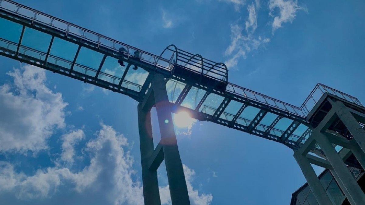 Pemandangan jembatan kaca Kemuning Sky Hills.