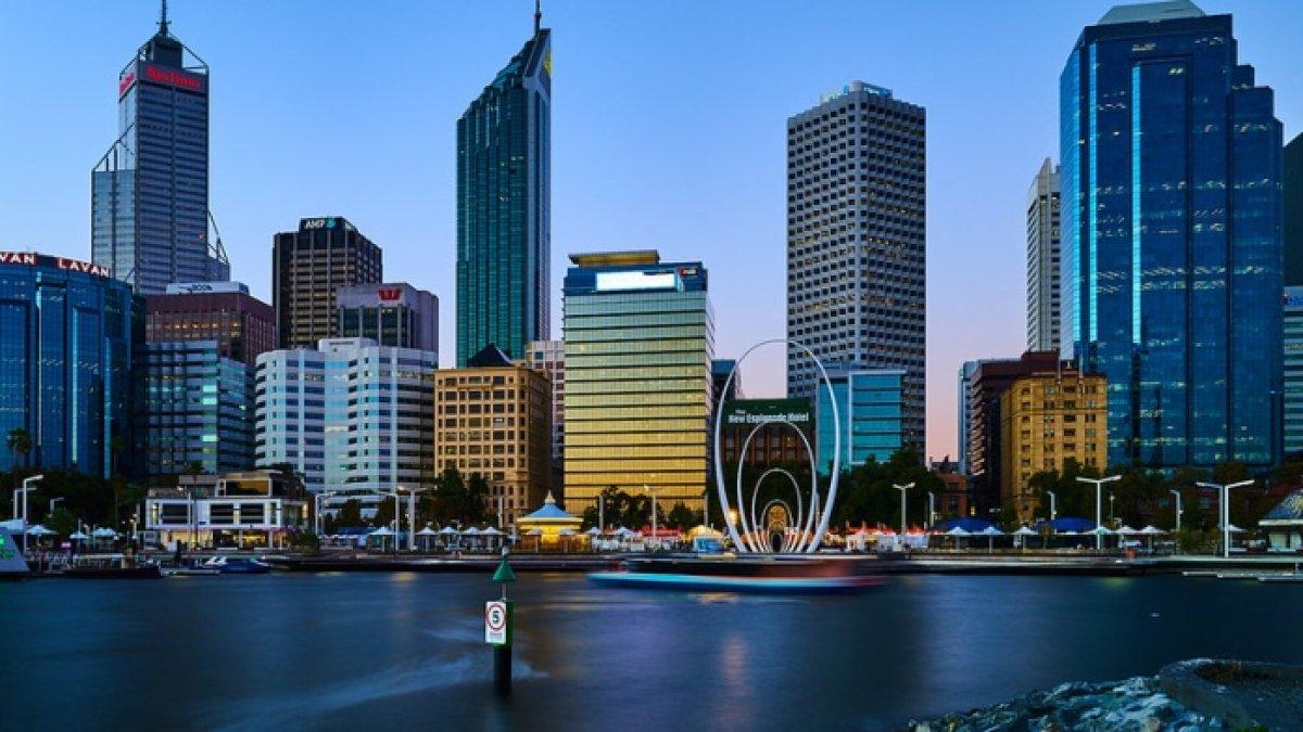 Pemandangan Kota Perth, Australia menjelang malam hari.