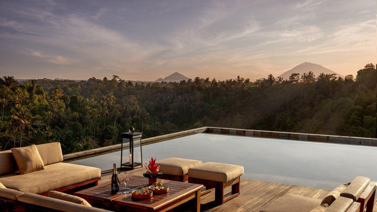 Nikmati pemandangan matahari terbenam dari kolam infinity Anantara Ubud Bali Resort yang memukau, dikelilingi rimbunnya hutan dan siluet Gunung Agung.