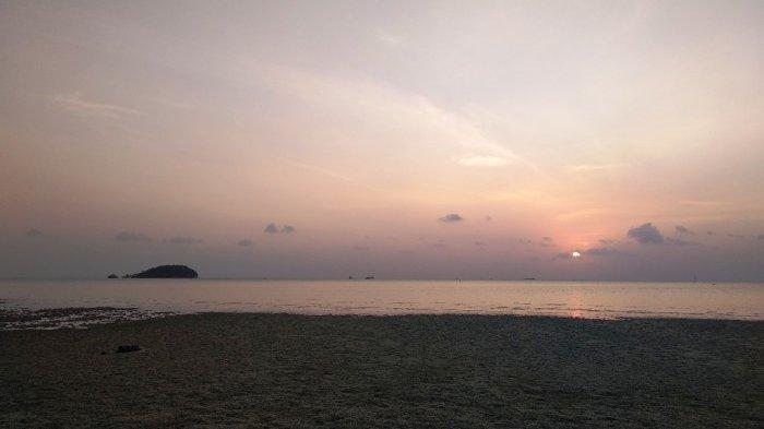 Pemandangan matahari terbenam terlihat dari Pantai Tanjung Pendam, Pulau Belitung, Provinsi Bangka Belitung