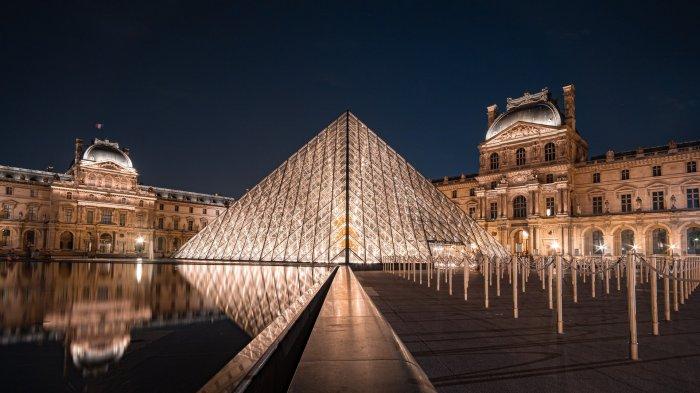 Pemandangan Museum Louvre di malam hari
