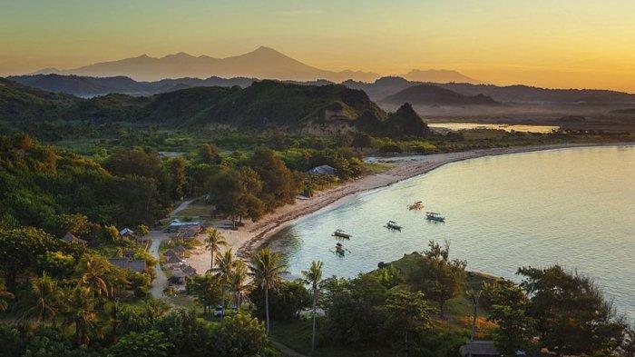 Pemandangan pagi hari kawasan Pantai Kuta Mandalika, Lombok dari Bukit Merese