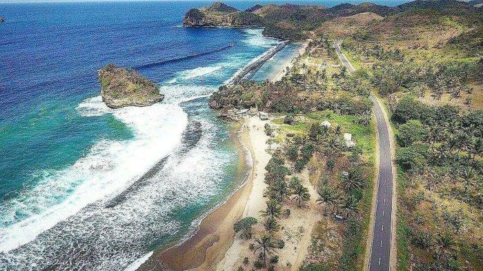 Pemandangan Pantai Parang Dowo, tempat wisata populer di Kecamatan Gedangan, Kota Malang, Jawa Timur.