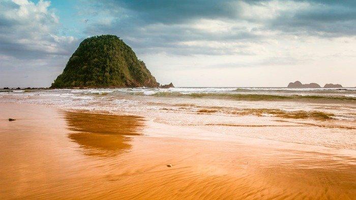 Ilustrasi pemandangan Pantai Pulau Merah di Banyuwangi, Selasa (17/11/2020).