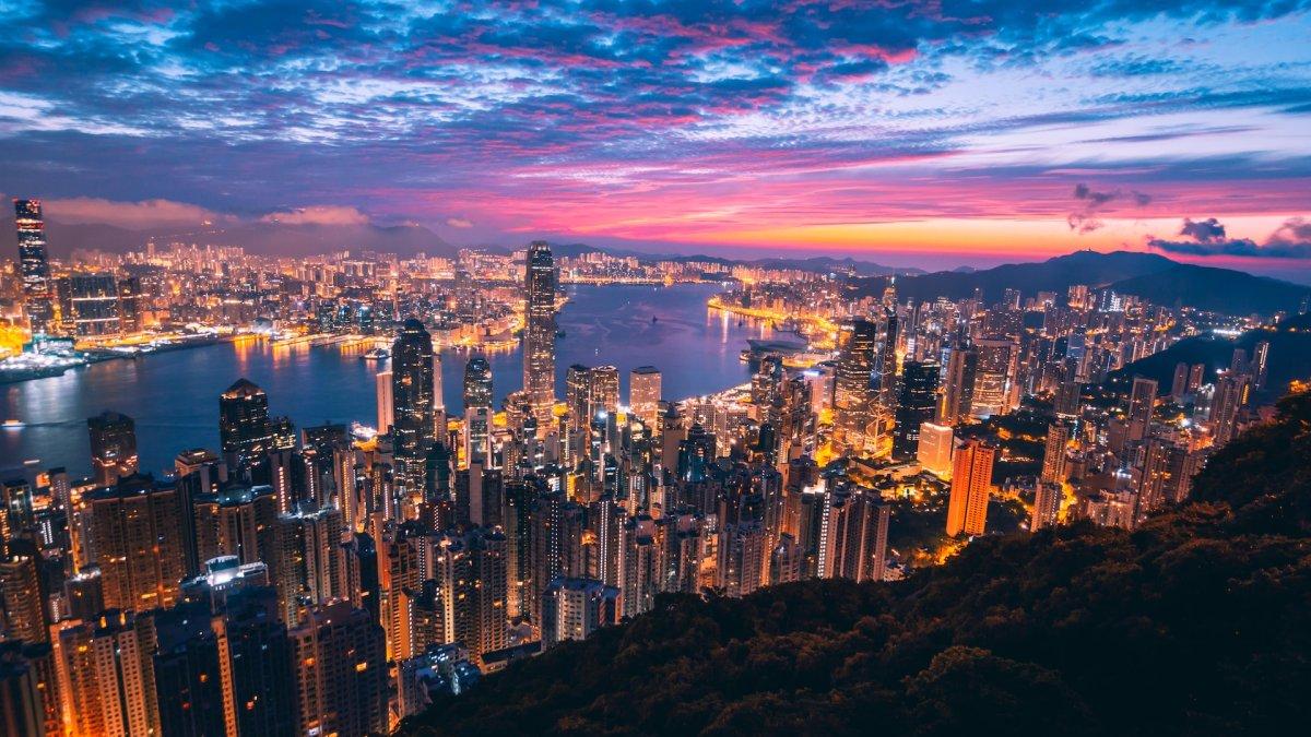 Pemandangan sore Kota Hong Kong dari Victoria Peak