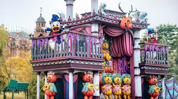 Pemandangan suasana halloween di Tokyo Disneyland, tempat wisata ramah keluarga di Jepang.