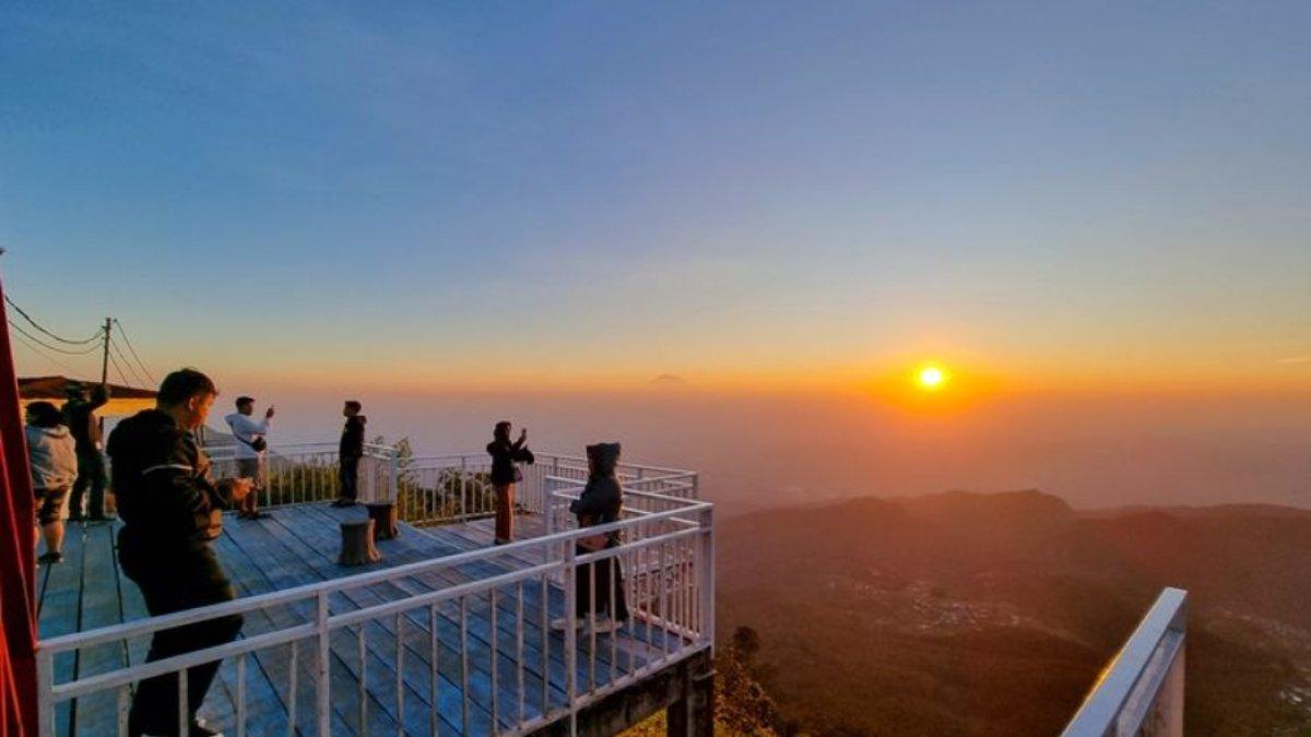 Pemandangan sunset di Taman Langit Telomoyo, Magelang, Jawa Tengah.