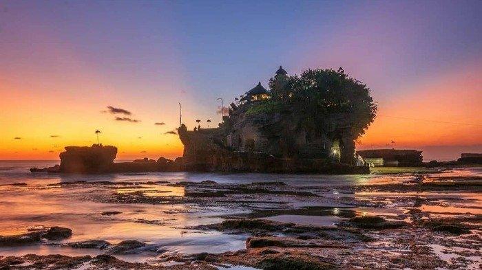 Pemandangan sunset di Tanah Lot Bali
