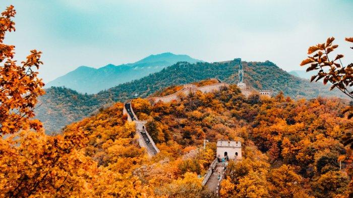 Pemandangan Tembok Besar China saat musim gugur