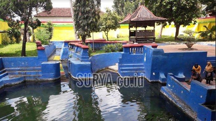 Pemandian Keraton Sumenep di Taman Sare yang masih terawat dan dikunjungi wisatawan, Senin (25/3/2019).
