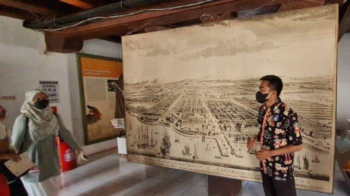 Firman Faturohman, pemandu Museum Bahari Jakarta menunjukkan peta Kota Batavia sekitar tahun 1700-an pada Sabtu