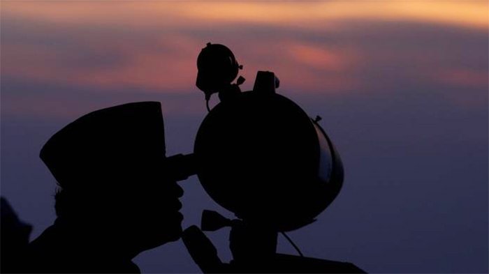 Petugas dari Kemenag Perwakilan DI Yogyakarta melakukan pemantauan hilal di Pos Observasi Bulan (POB) Syekh Bela Belu, Parangkusumo, Bantul, DI Yogyakarta, Kamis (19/7/2012).