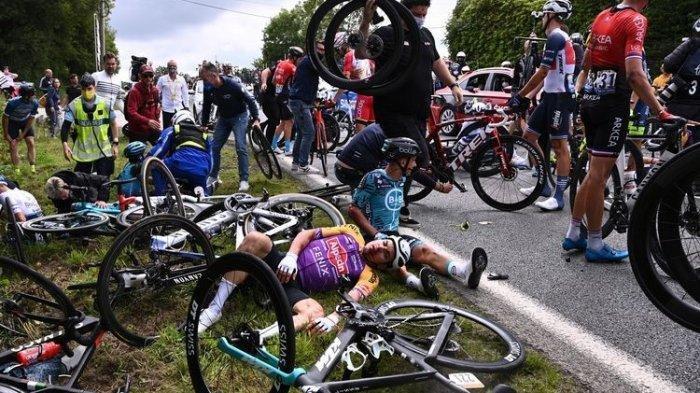 Pembalap Tim B&B KTM Bryan Coquard dari Perancis (kanan) dan pebalap Tim Alpecin Fenix tergeletak di tanah setelah jatuh pada etape pertama balapan sepeda Tour de France edisi ke-108, 197 km antara Brest dan Landerneau, pada 26 Juni. 2021.