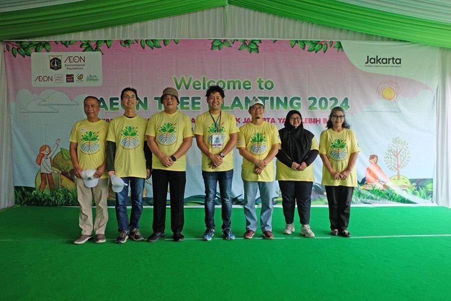 Kiri ke kanan, Wawan Budi Rohman (Asisten Perekonomian dan Pembangungan Jakarta Utara), Ueda Hajime (Minister for Economic Affairs Japan Embassy), Bayu Meghantara (Kepala Dinas Pertamanan dan Hutan Kota Provinsi DKI Jakarta), Naoya Okada (Executive Director of AEON Environmental Foundation), Helmi (Kepala Bidang Tata Lingkungan Dinas Lingkungan Hidup Provinsi DKI Jakarta), Erni Pelita Fitratunnisa (Kepala Bidang Pengendalian Pencemaran dan Kerusakan Lingkungan Dinas Lingkungan Hidup Provinsi DKI Jakarta), Amelia Salim Setiawan (Emil Salim Instistute)