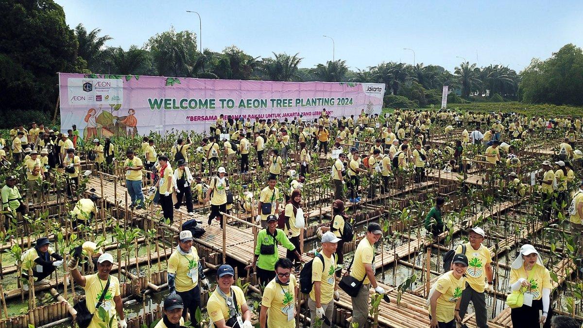 Suasana kegiatan program penanaman pohon oleh AEON Environmental Foundation pada Sabtu, 28 September 2024, di Pantai Indah Kapuk, Jakarta Utara. AEON Environmental Foundation secara konsisten melakukan program penanaman pohon di Indonesia yang pada kali ini merupakan