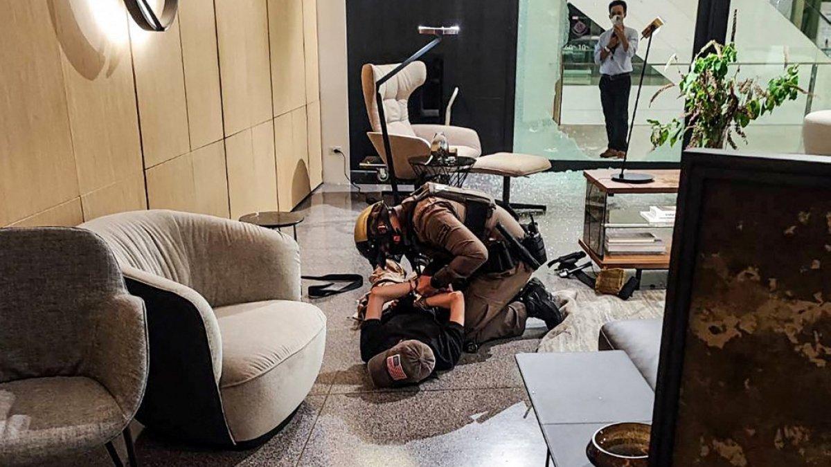 Selebaran dari Biro Investigasi Pusat Kepolisian Kerajaan Thailand yang dirilis pada 3 Oktober 2023 ini menunjukkan penangkapan seorang anak laki-laki berusia 14 tahun yang menjadi tersangka penembakan di pusat perbelanjaan Siam Paragon di Bangkok.