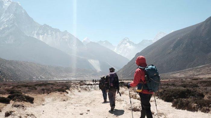Pendaki berjalan menuju Everest Basecamp.