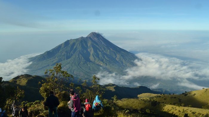 Pendakian Gunung Merbabu dengan pemandangan keindahan Gunung Merapi, Sabtu (29/7/2017).
