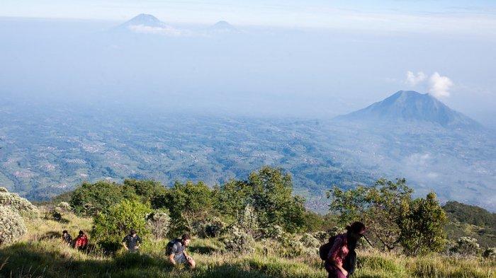 Pendaki yang sedang melakukan perjalanan menuju Gunung Merbabu.