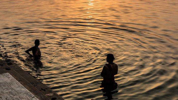 Penduduk Varanasi yang sedang mandi di sungai