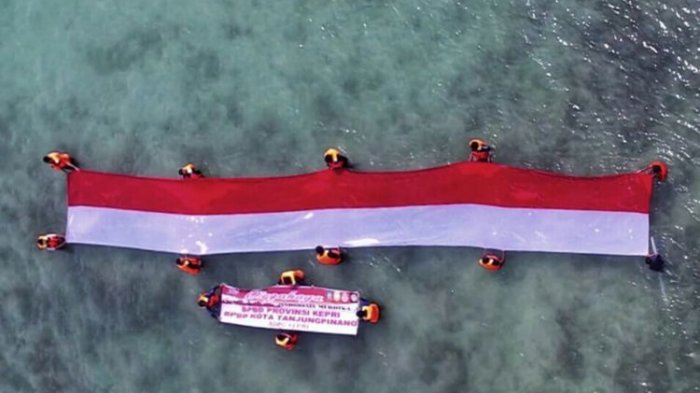 Bendera Merah Putih Dikibarkan di Tengah Laut Kepulauan Riau yang Punya ...